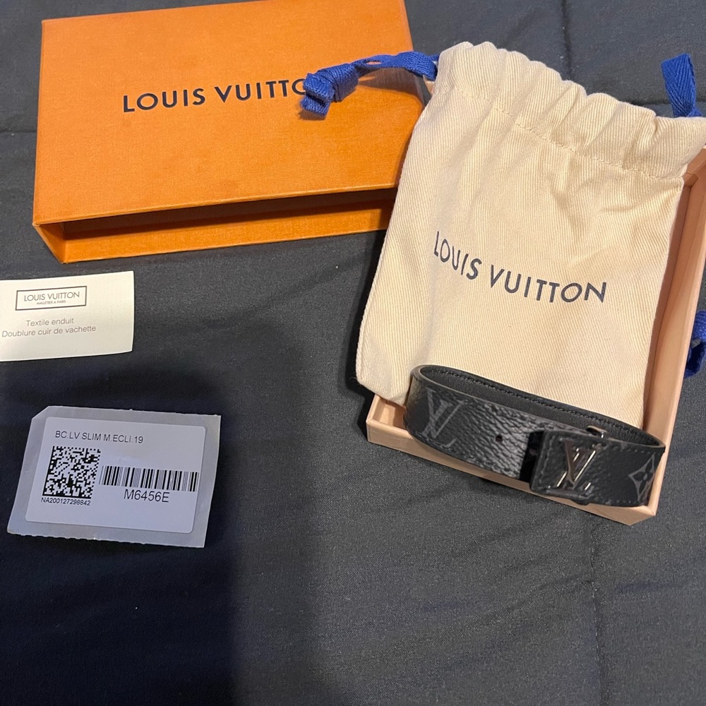 Slim and sleek, with an inlaid LV clasp that lies flush to the strap/7.48 inches